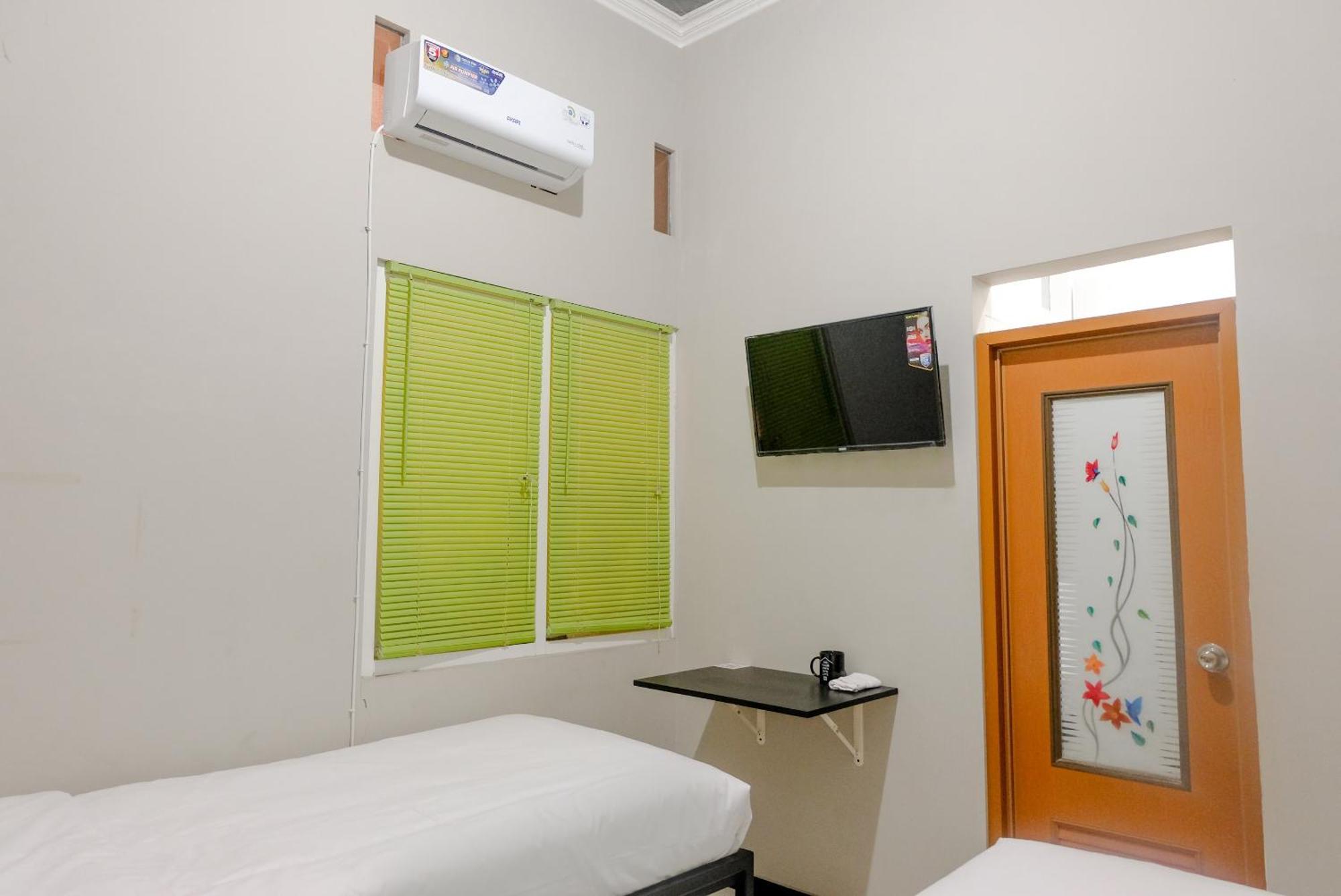 Oyo Life 2399 Gerbera House - Kos Putri Hotel Malang Exterior photo